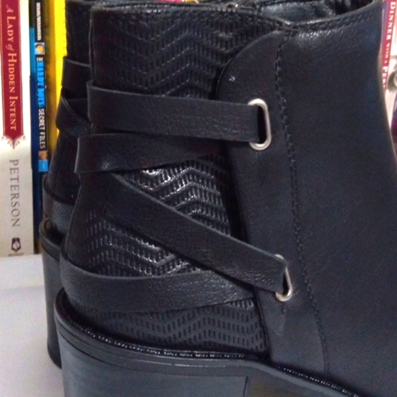 BARETRAPS HENSLEY BLACK BLOCK HEEL ANKLE BOOTS SIZE 7 NWT - Picture 5 of 11